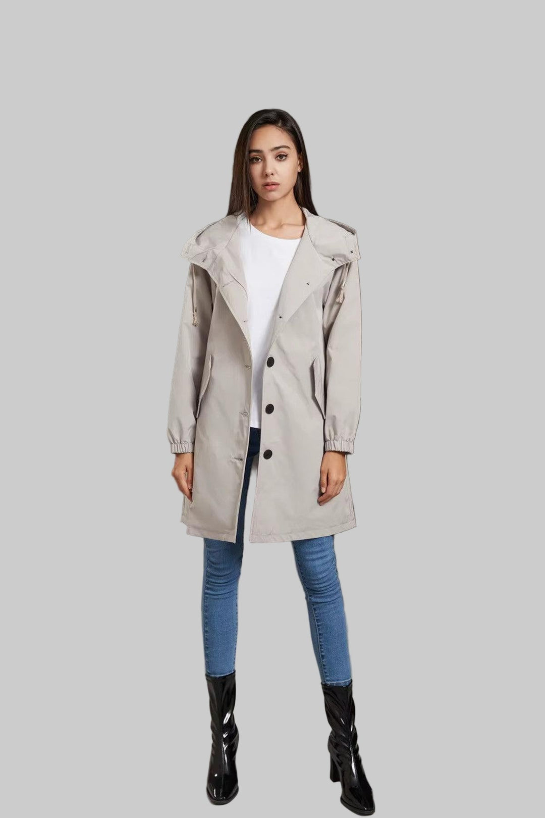 Damegenser med hette og regntrenchcoat