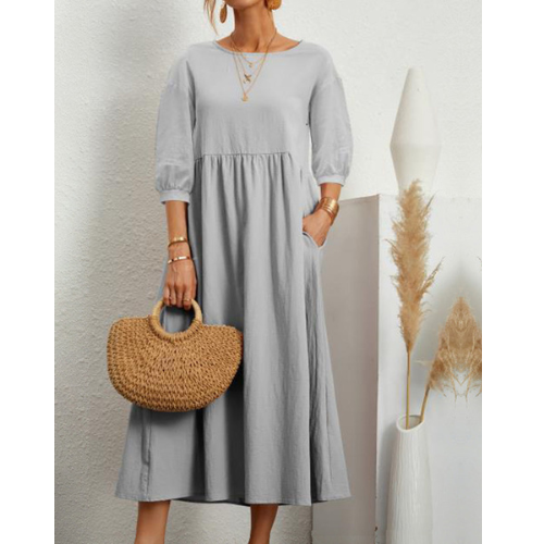 Elegant sommerkjole med smock og romantiske detaljer