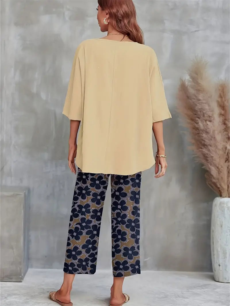 Enfärgad T-shirt med rund halsringning och vida ben med blommigt tryck
