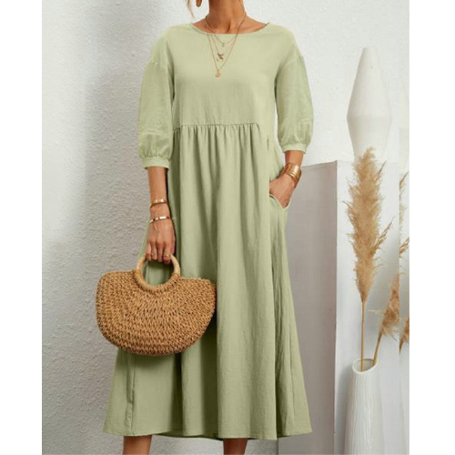 Elegant sommerkjole med smock og romantiske detaljer