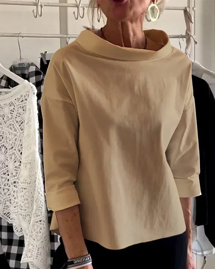 Avslappnad topp med vida uppslag och halv polokrage för en stilfstickad struktur look