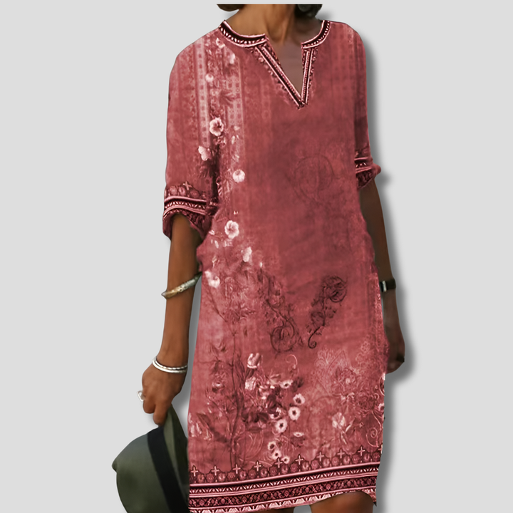 Bekväm och lättburen bohemisk blommig volangklänning