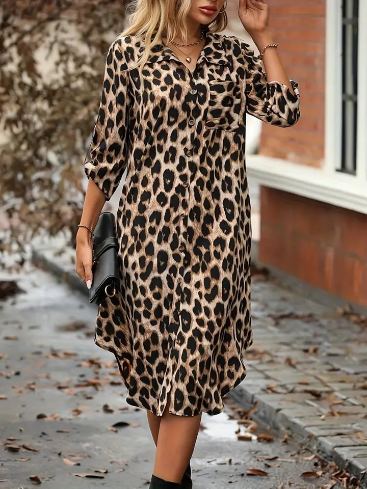 Leopardmönstrad klänning med knappslå