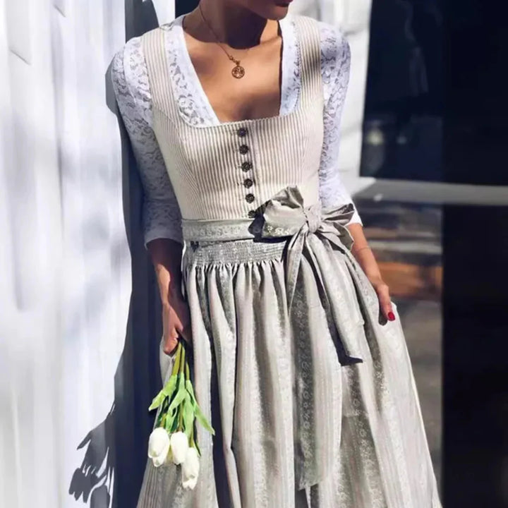 Dirndl-kjole med firkantet halsringning