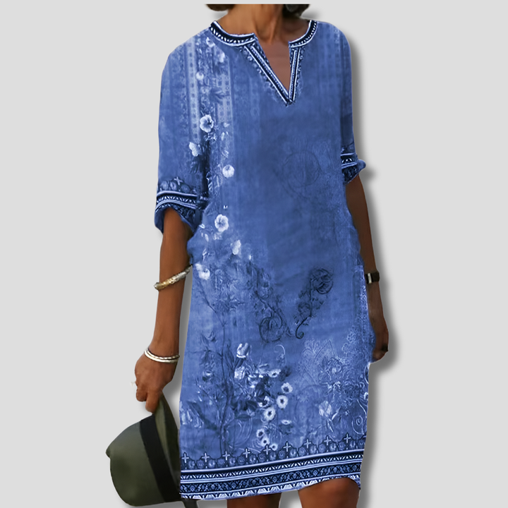 Bekväm och lättburen bohemisk blommig volangklänning