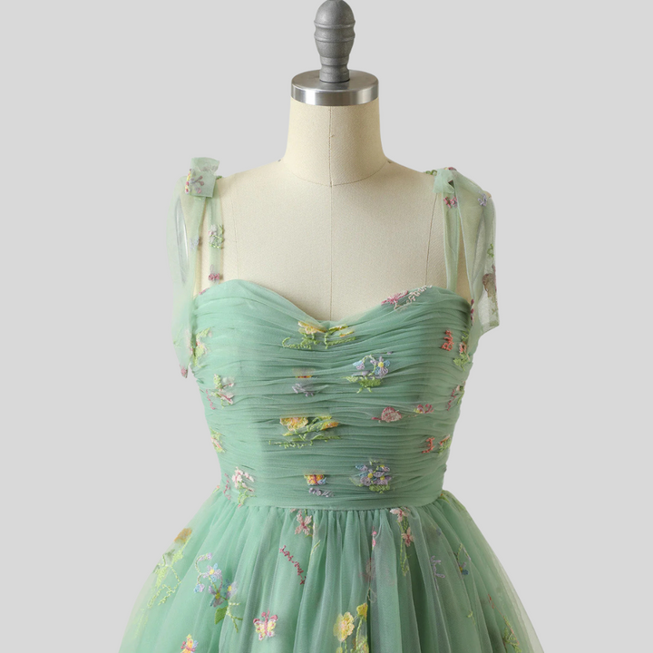 Elegant brodert tyllbalkjole