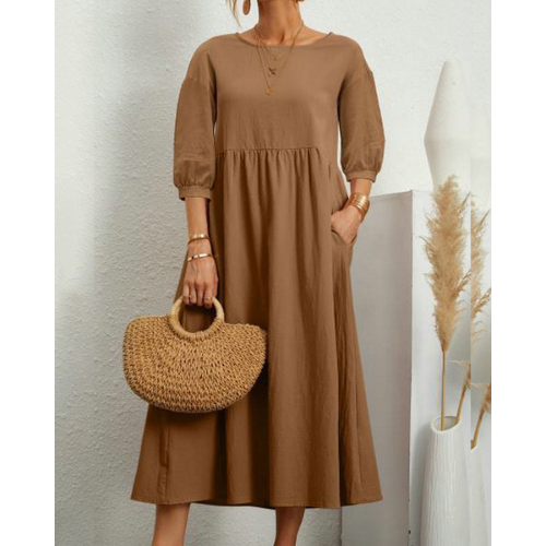 Elegant sommerkjole med smock og romantiske detaljer
