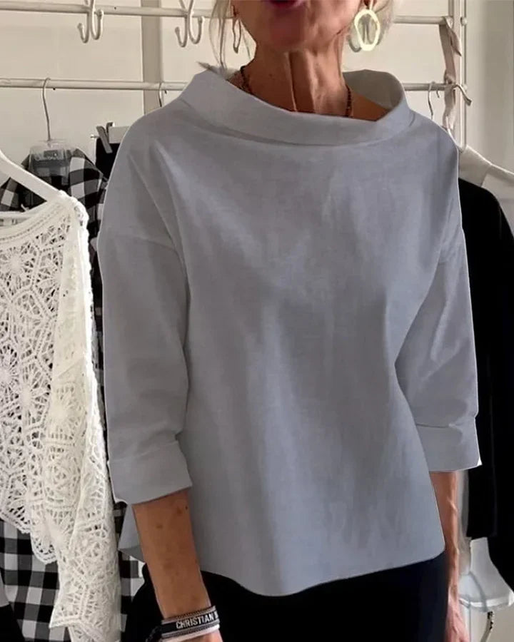 Avslappnad topp med vida uppslag och halv polokrage för en stilfstickad struktur look