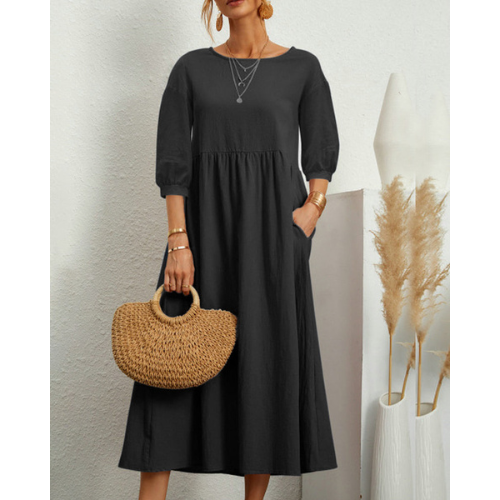 Elegant sommerkjole med smock og romantiske detaljer