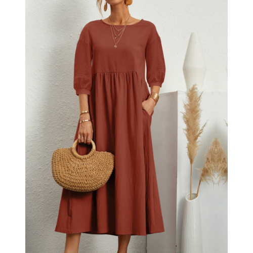Elegant sommerkjole med smock og romantiske detaljer