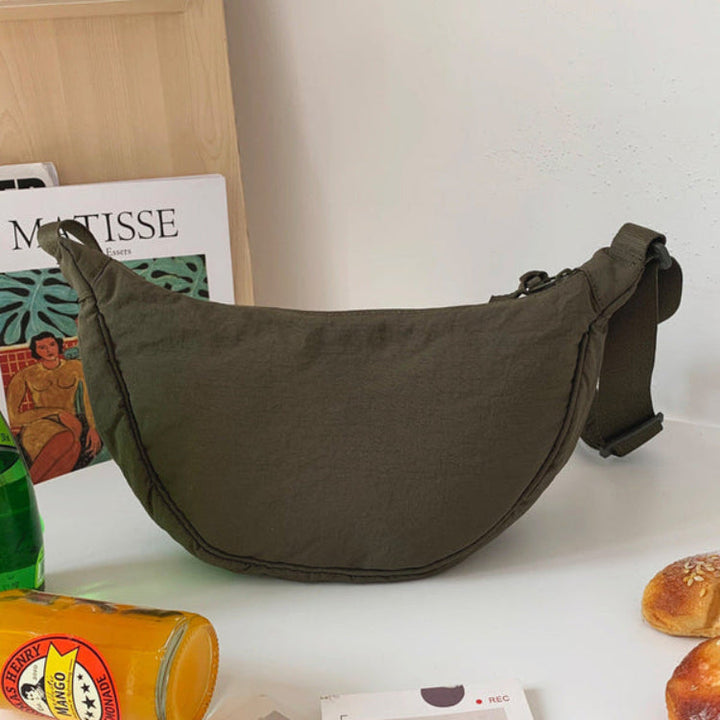 Rymlig axelremsväska i nylon för kvinnor