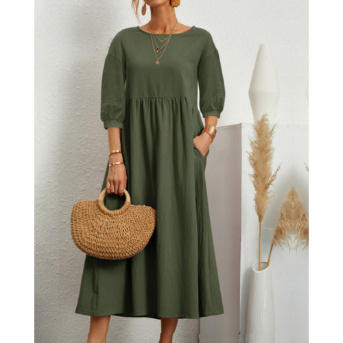 Elegant sommerkjole med smock og romantiske detaljer