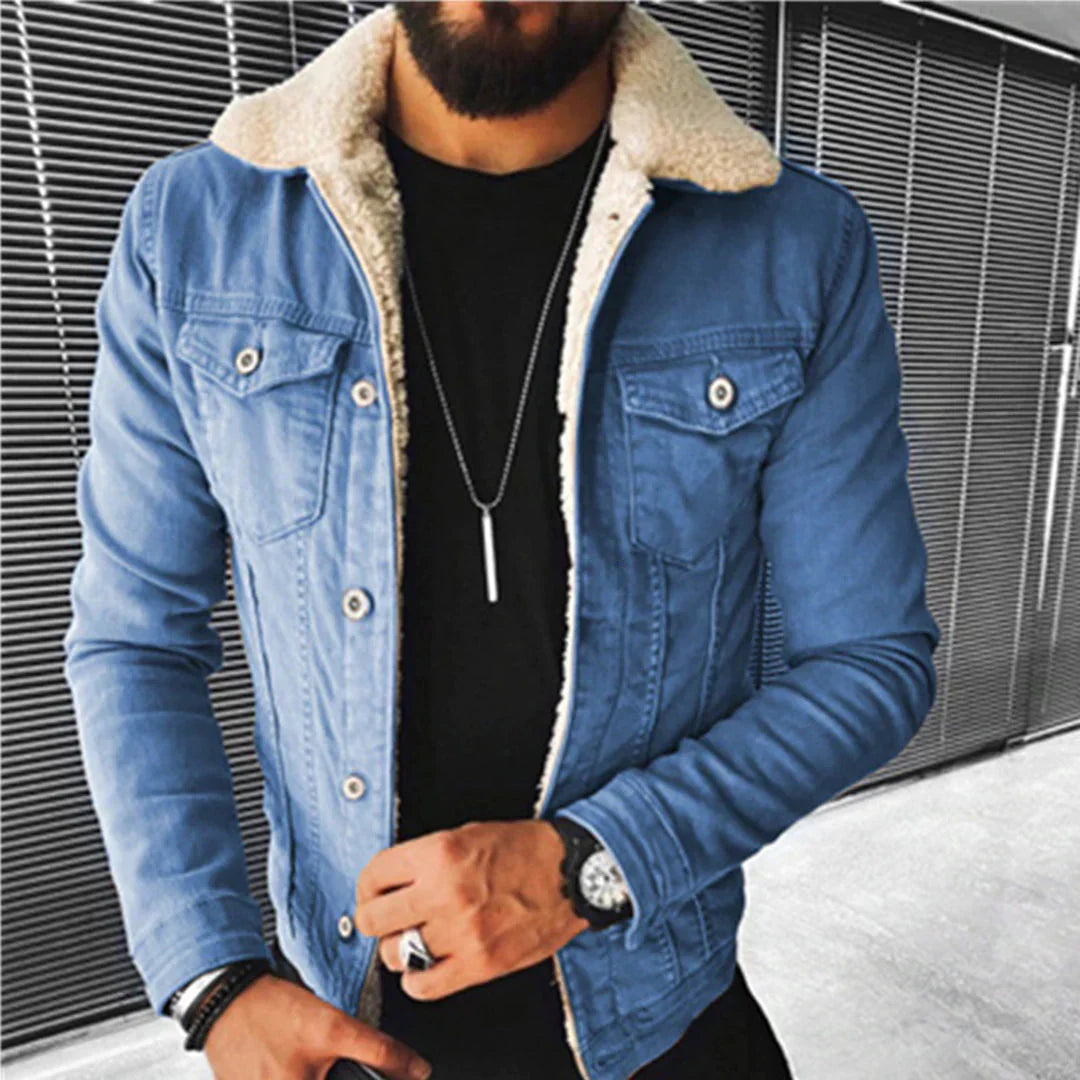 Tidløs denimjakke med klassisk passform og urban kul