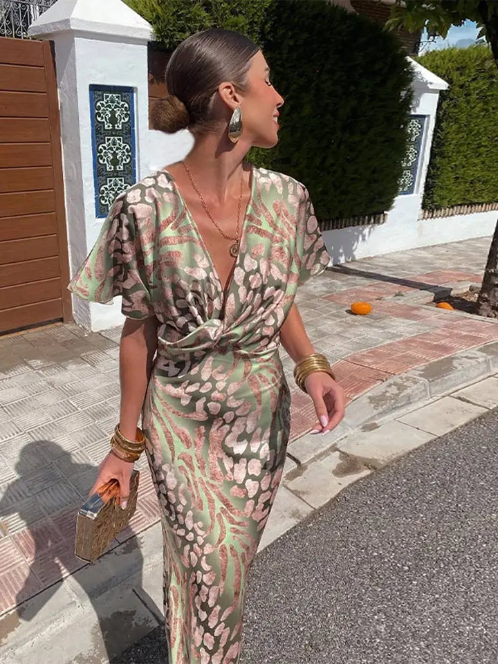 Elegant slå-om-kjole med satinfinish
