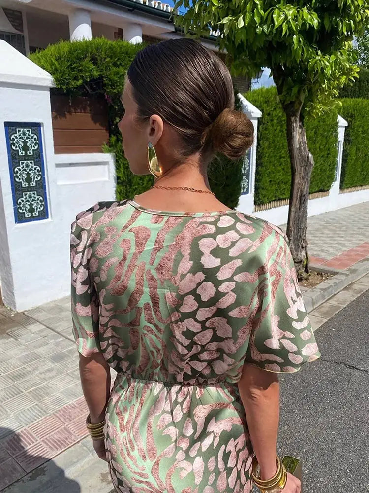 Elegant slå-om-kjole med satinfinish