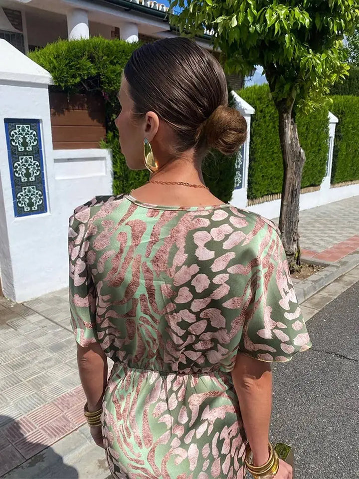 Elegant slå-om-kjole med satinfinish