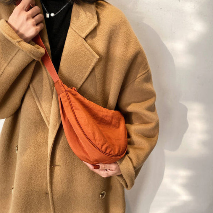 Rymlig axelremsväska i nylon för kvinnor