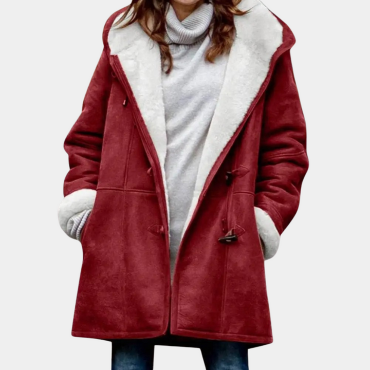 Lange rode winterjas voor dames met witte voering, knopen en capuchon. Stijlvolle warme damesjas, ideaal voor koude seizoenen.