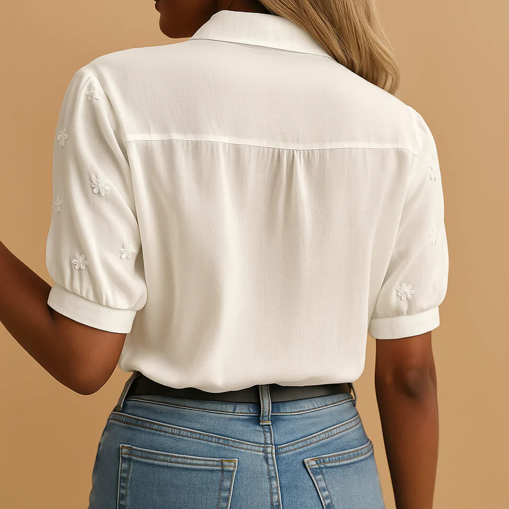 Broderet hvid bluse med ståkrave