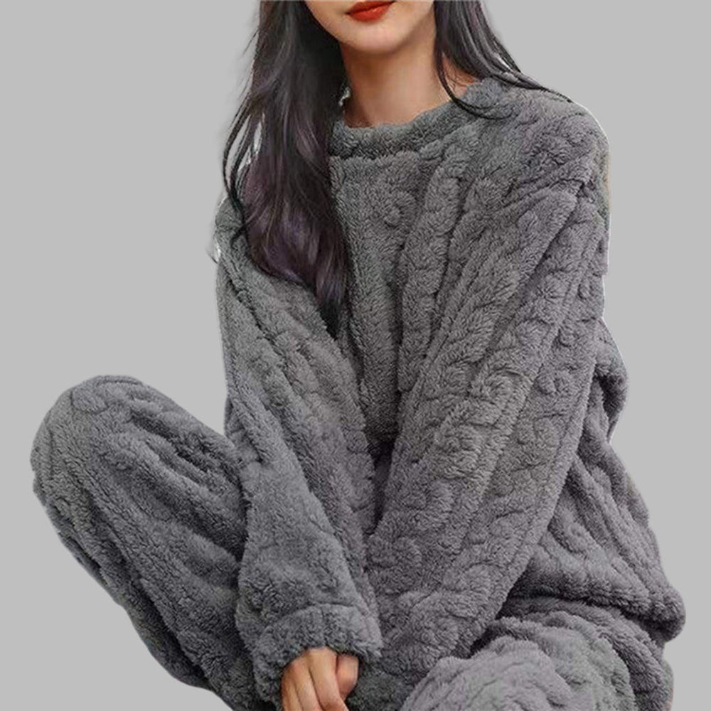 Grijze, zachte en knusse pyjamaset voor dames, ideaal voor koude nachten. Comfortabele loungewear met kabelpatroon, perfect voor thuisontspanning.