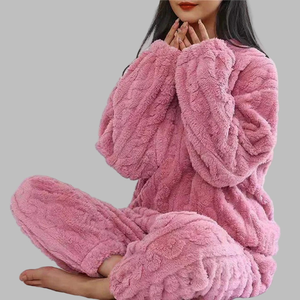 Roze, zachte en knusse dames pyjamaset van fleece, ideaal voor winterse nachten. Comfortabele loungewear met lange mouwen en broek.