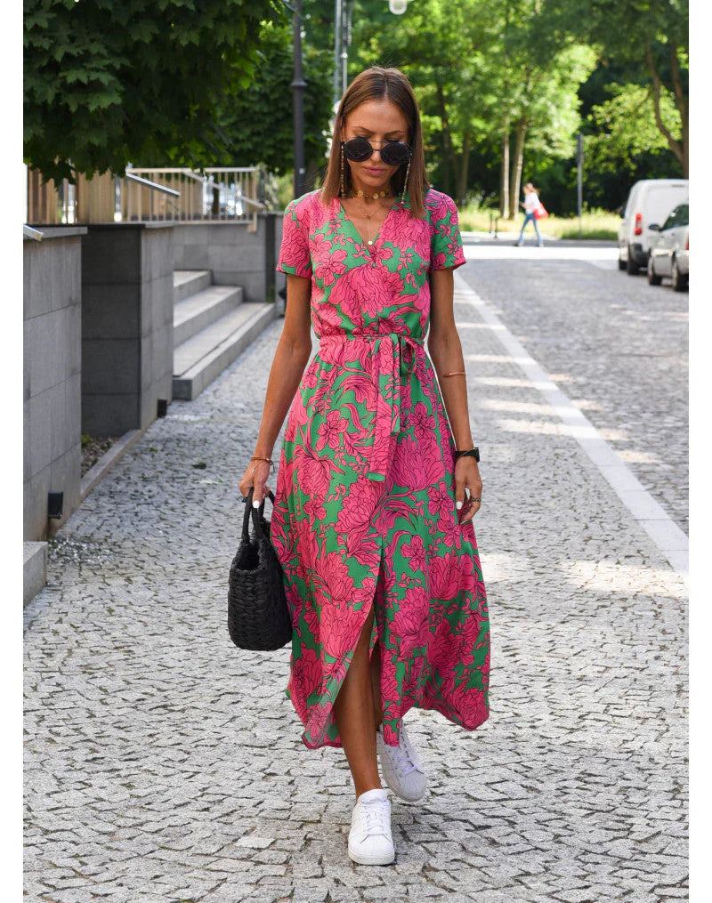 Blommig sommarklänning med maxi och elegant v-ringning