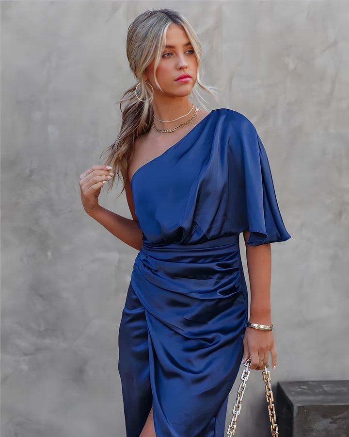 Elegant asymmetrisk kjole med sofistikert silhuett