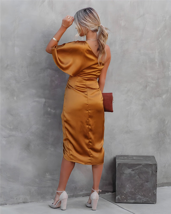 Elegant asymmetrisk kjole med sofistikert silhuett