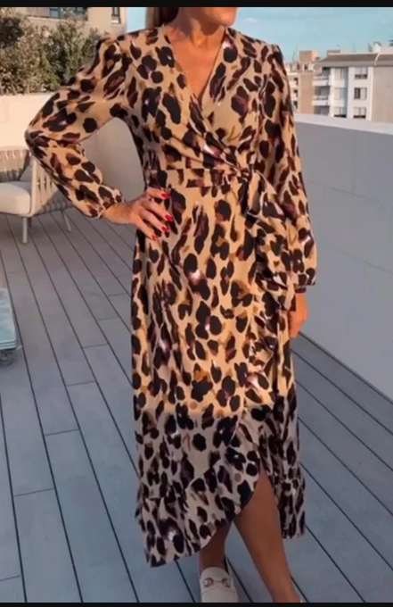 Leopardmönstrad klänning med knappslå
