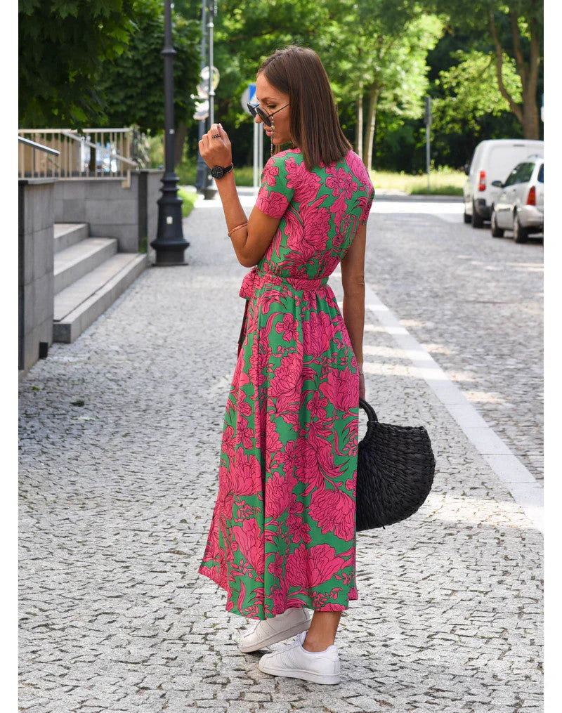 Blommig sommarklänning med maxi och elegant v-ringning