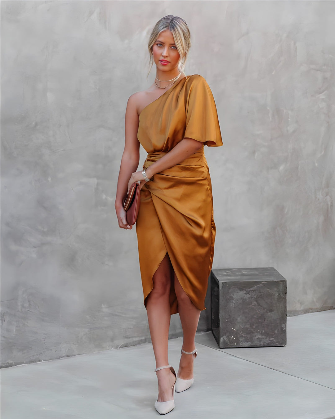 Elegant asymmetrisk kjole med sofistikert silhuett