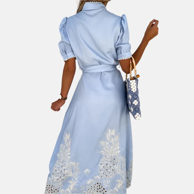 Blå kjole med broderi og elegante detaljer til kvinder