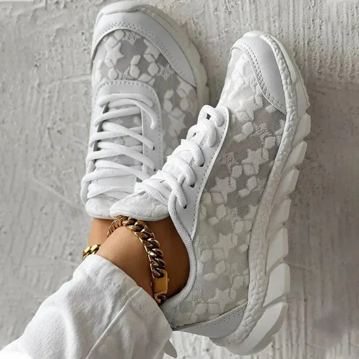 Åndbare damesneakers med stjernemønster og snørebånd