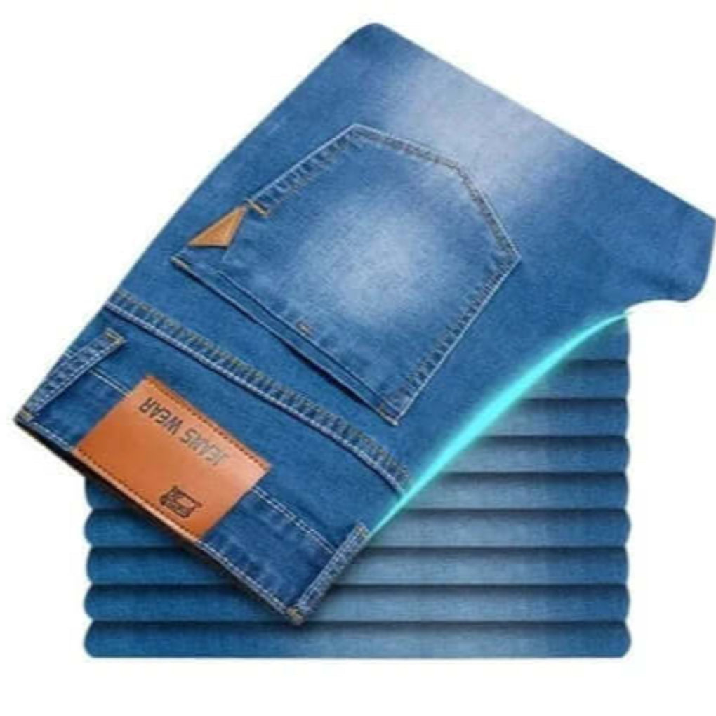 Farkut suorilla lahkeilla miehille – kestävä denim