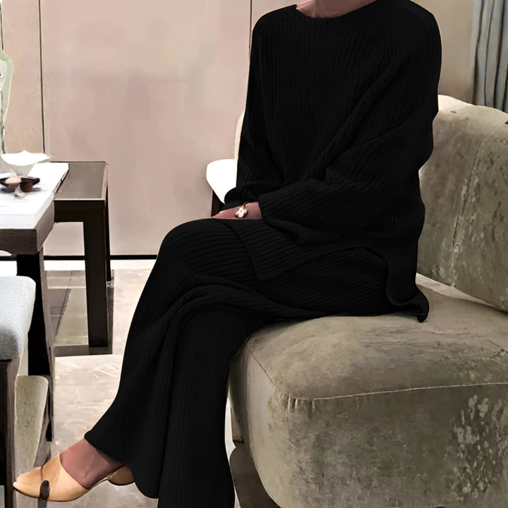 Stickad tröja och byxa