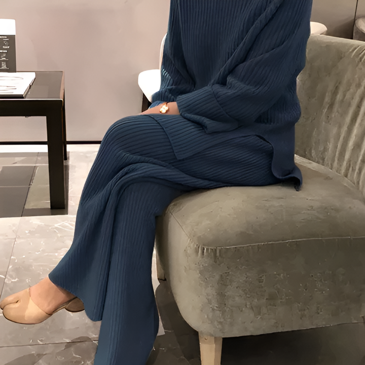 Stickad tröja och byxa