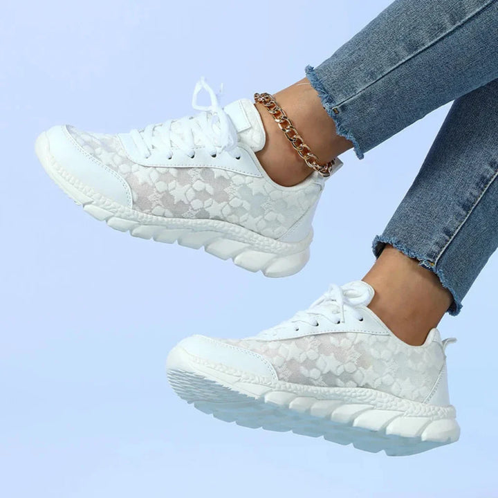 Åndbare damesneakers med stjernemønster og snørebånd