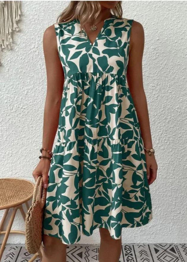 Elegant sommarklänning med V-ringning och feminin silhuett