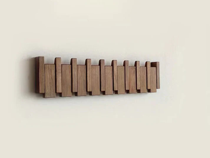 Elegant väggmonterad klädhängare i trä med pianodesign