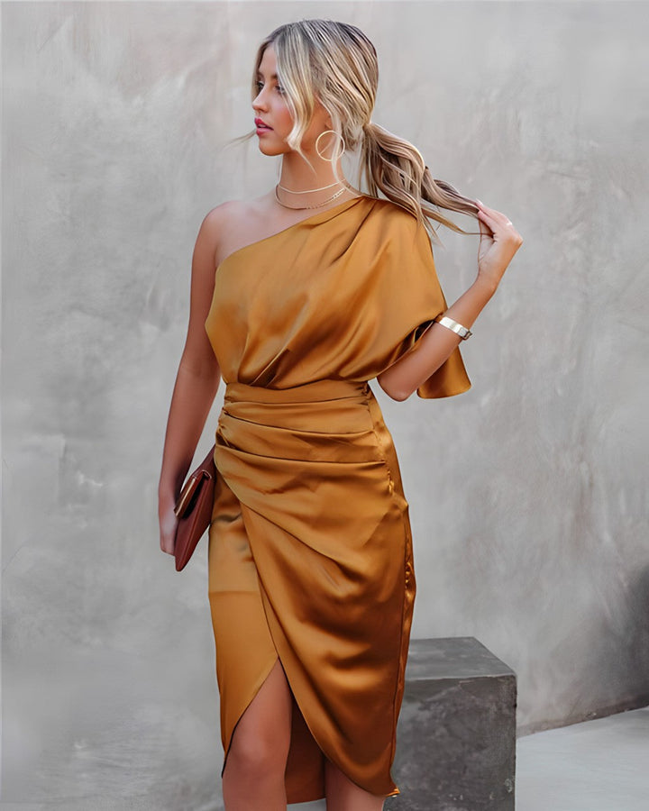 Elegant asymmetrisk kjole med sofistikert silhuett
