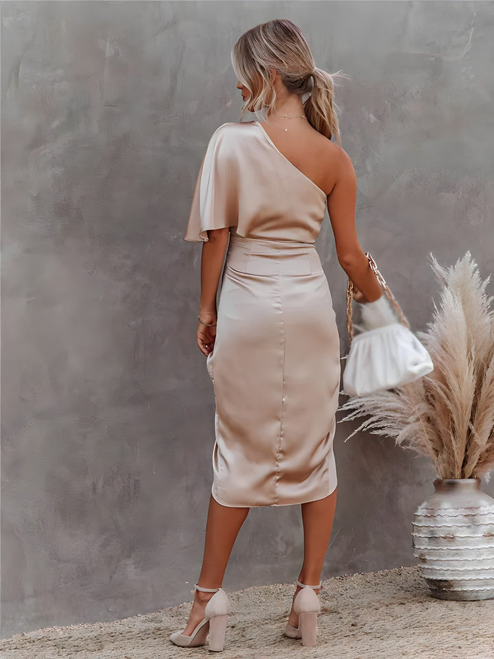 Elegant asymmetrisk kjole med sofistikert silhuett