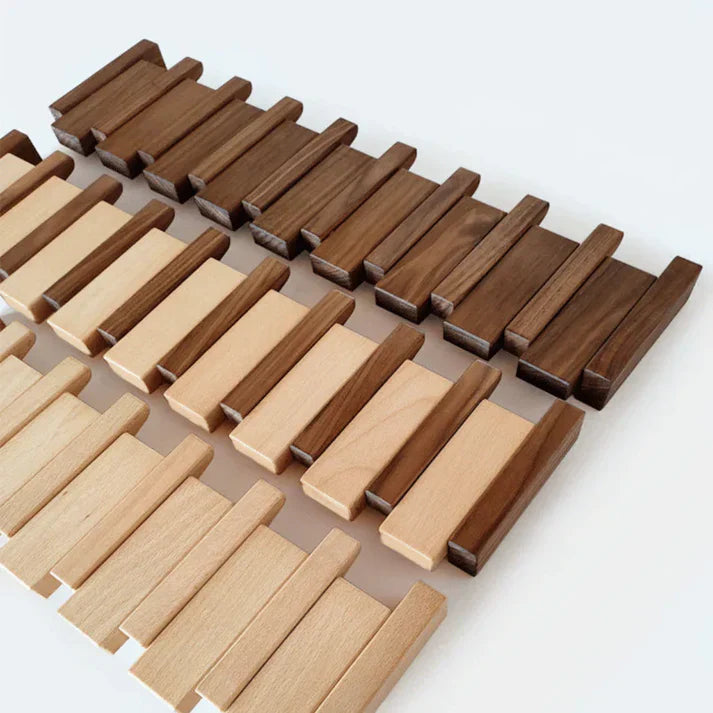 Elegant väggmonterad klädhängare i trä med pianodesign