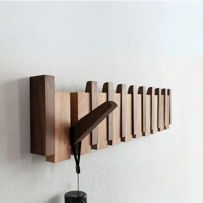Elegant väggmonterad klädhängare i trä med pianodesign