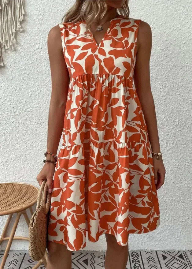Elegant sommarklänning med V-ringning och feminin silhuett