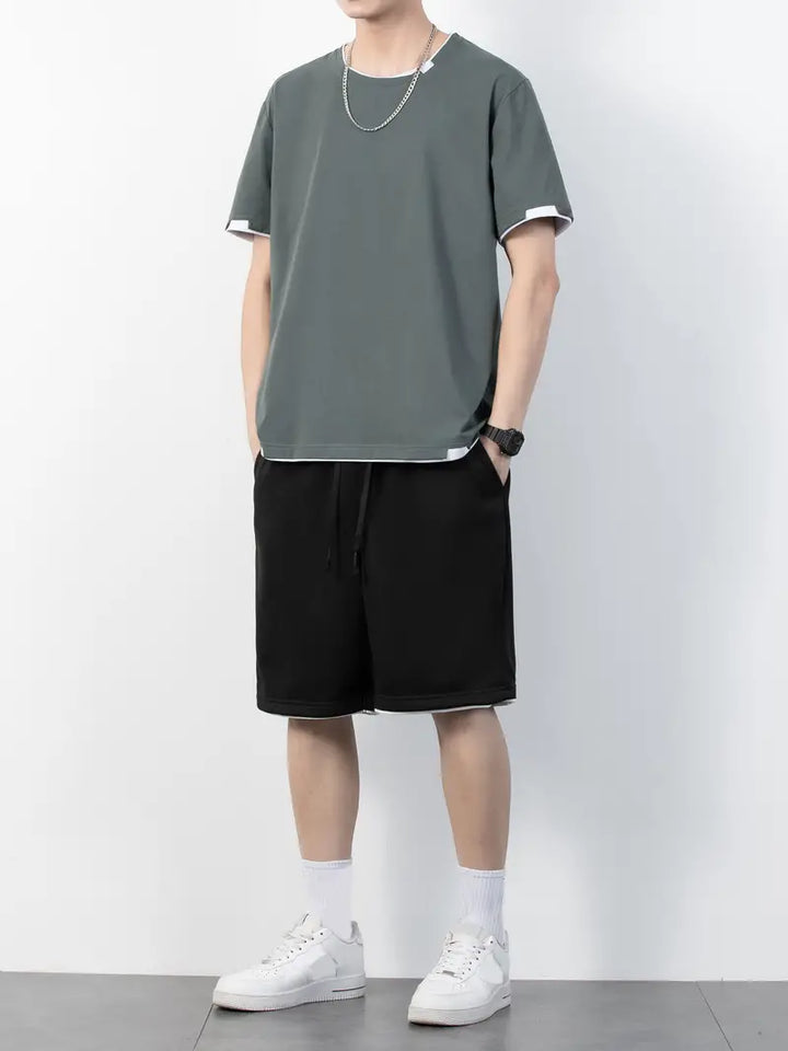 Set med T-shirt med rund halsringning och shorts med dragsko