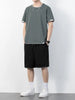 Set med T-shirt med rund halsringning och shorts med dragsko