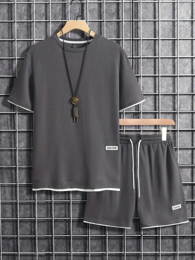 Bekvämt set med kortärmad T-shirt och shorts med rund halsringning