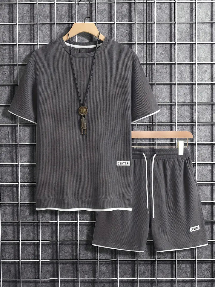Bekvämt set med kortärmad T-shirt och shorts med rund halsringning
