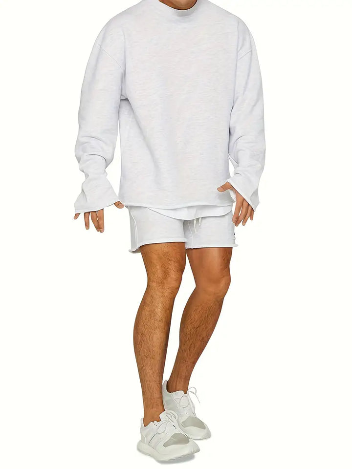 Casual set bestående av en långärmad tröja och löst sittande shorts