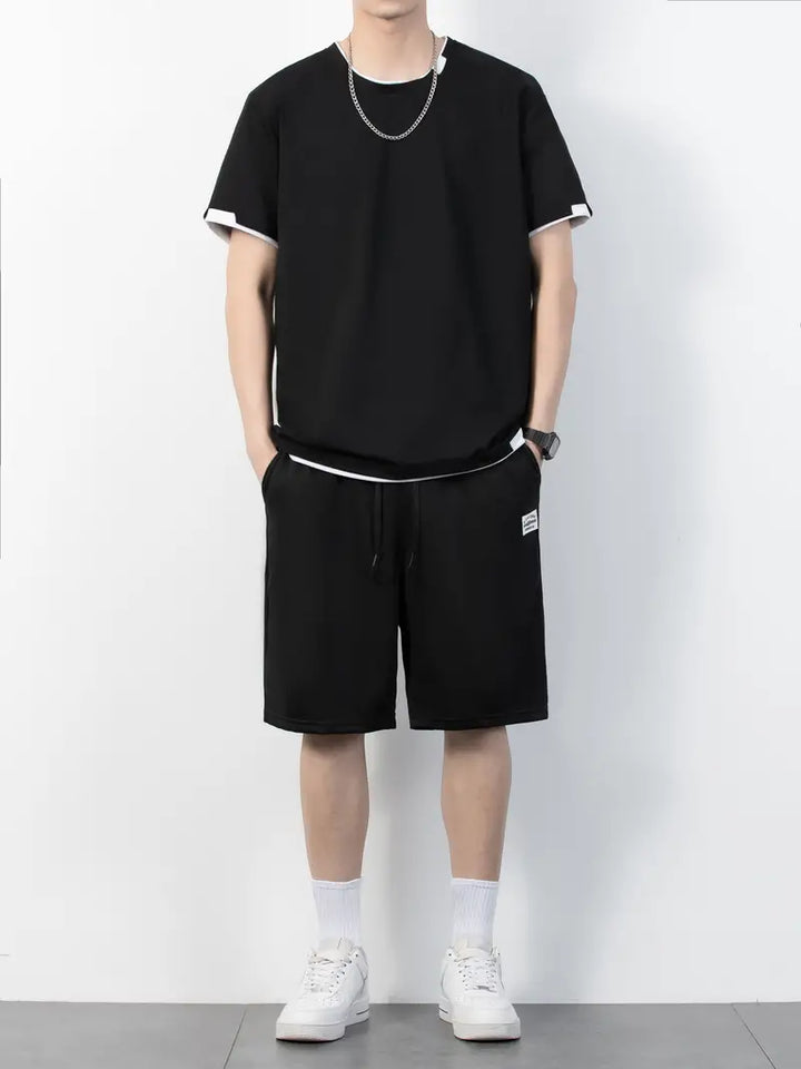 Set med T-shirt med rund halsringning och shorts med dragsko